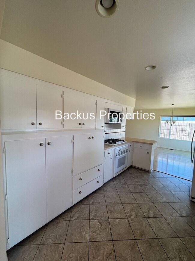 Building Photo - 209 La Mesa Dr