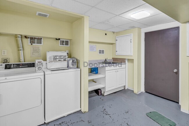 Building Photo - 2028 14th Ave W