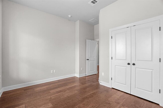 Building Photo - 522 Dayridge Dr