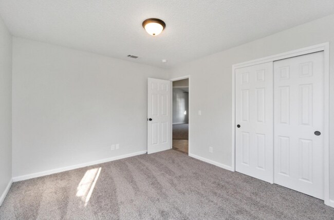 Building Photo - 4718 E Alamos Ave