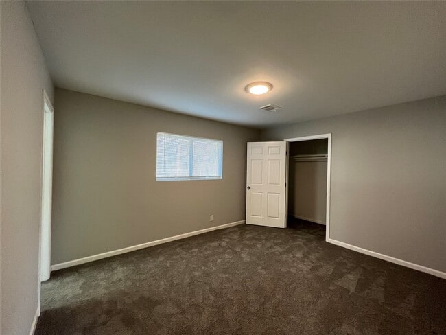 Building Photo - 1942 Center St