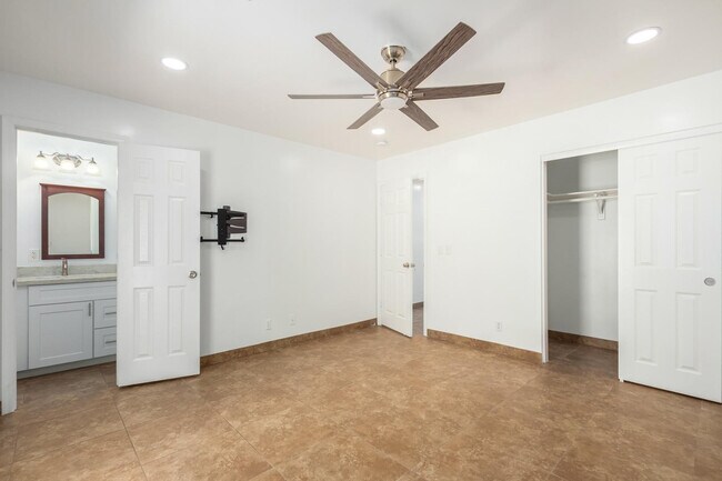 Building Photo - 1100 W 12th St