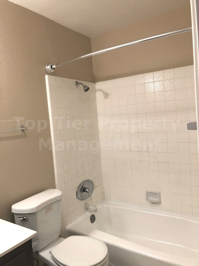 Building Photo - ***2 Bed / 1.5 Bath Townhome with Attached Garage - Available 03/10***