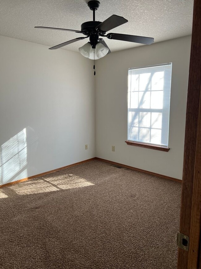 Building Photo - 3 bedroom 2 bath Spacious Duplex in great location!