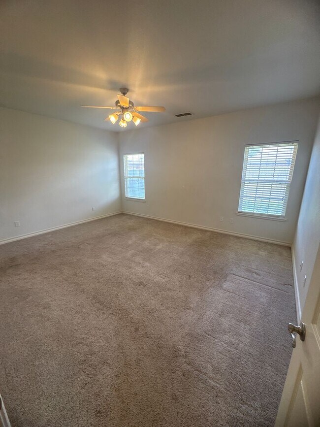 Building Photo - 3 Bed 2 Bath Home Available 10/13