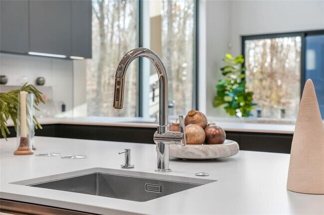 Building Photo - 1736 Cox Rd