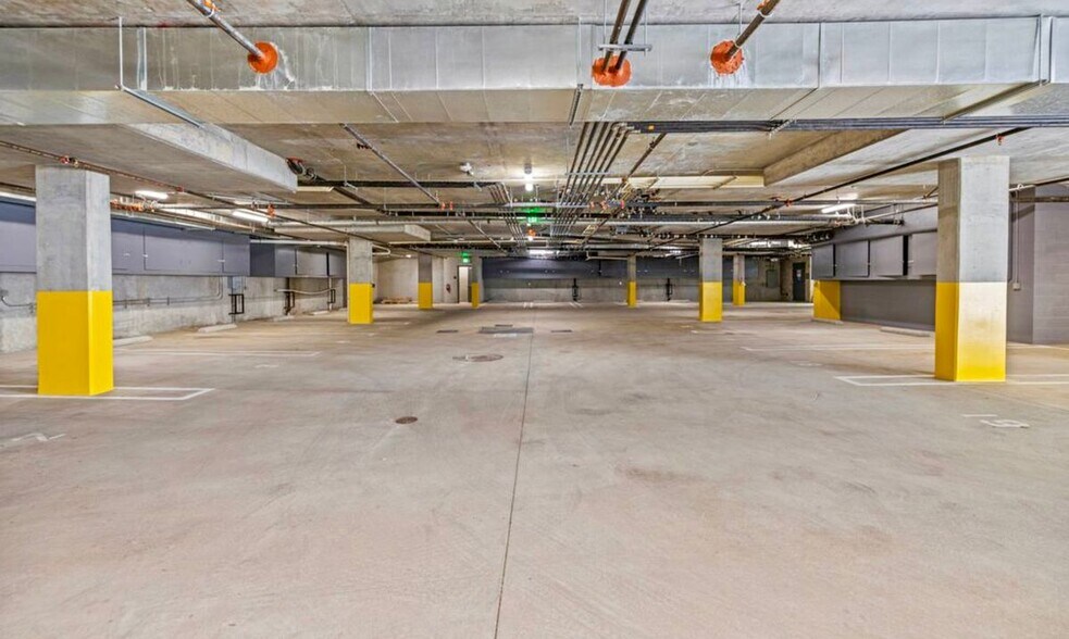 Building Photo - 423 Oak St