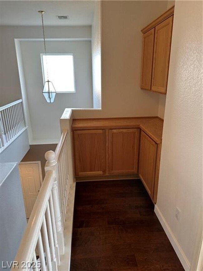 Building Photo - Beautiful 3 bedroom w loft 2.5 bath townho...