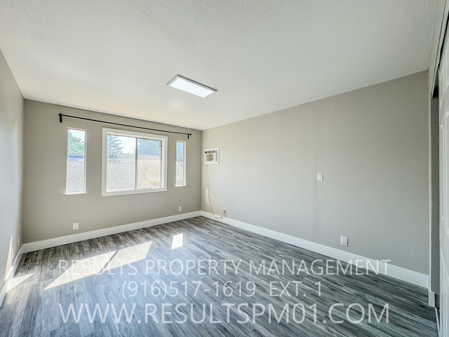 Building Photo - Freshly updated 2 bedroom duplex w garage