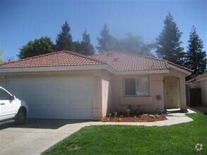 Building Photo - 3 Bedroom 2 Bath in Northwest Fresno