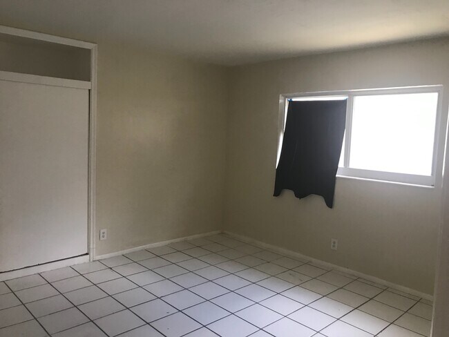 Building Photo - Large 3-1.5