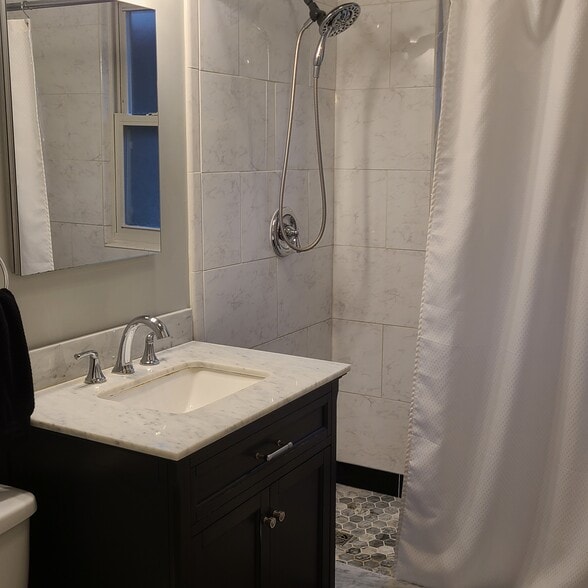 Walk-in shower w/ marble - 43 Brantford Pl