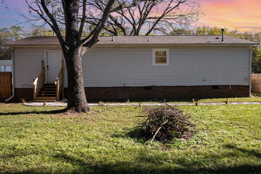 Building Photo - 209 Nowlin Dr