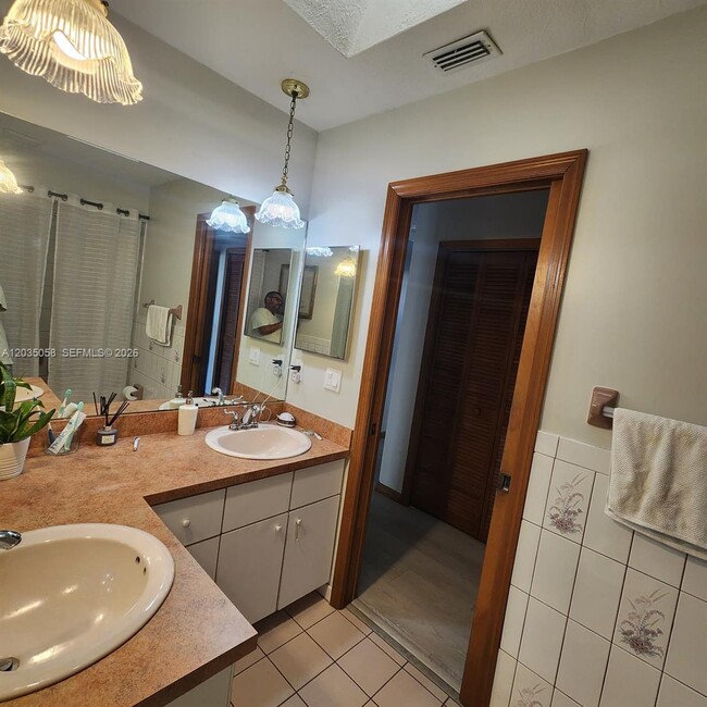 Building Photo - 6101 Palmetto Dr