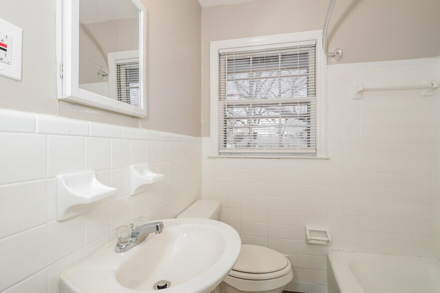 Building Photo - 3276 Elm St