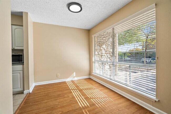 Building Photo - 500 E Riverside Dr