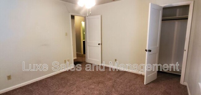 Building Photo - 1110 N Redbud