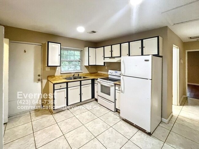 Building Photo - 1-Bedroom, 1-Bathroom Home with Modern App...