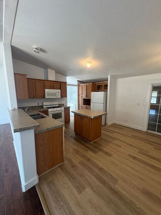 Building Photo - 3 bedroom 2 bath in Highland Terrace