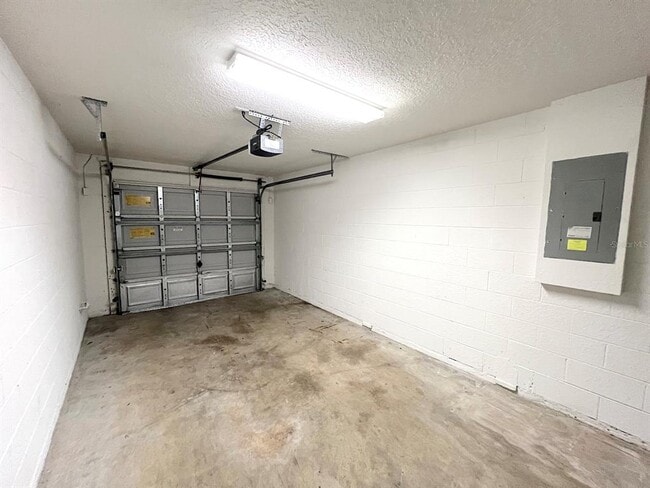 Building Photo - 4 Eton Ln