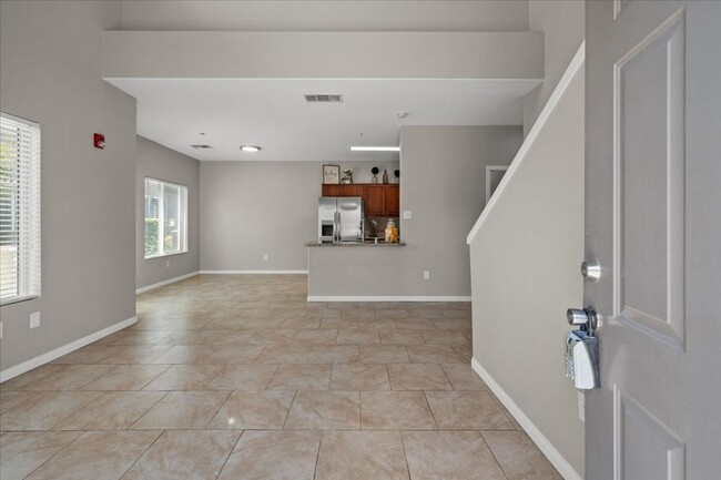 Building Photo - FABULOUS 2 STORY TOWNHOME!