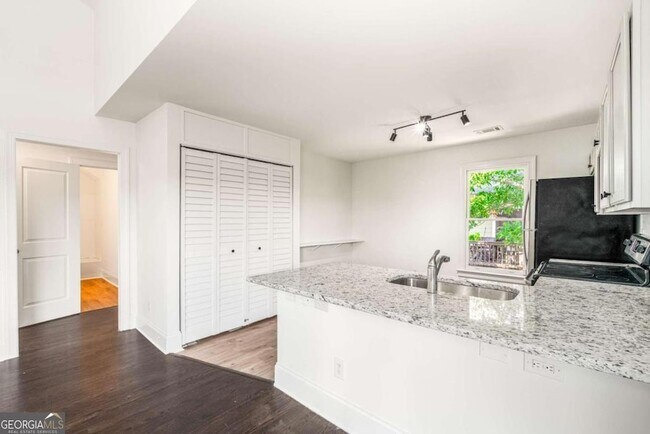 Building Photo - 94 Lucy St SE