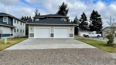 Building Photo - Beautiful 3 Bedroom Duplex with Garage!