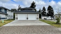 Building Photo - Beautiful 3 Bedroom Duplex with Garage!