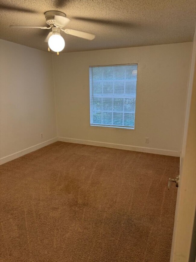 Building Photo - Lexington Place One Bedroom Condo