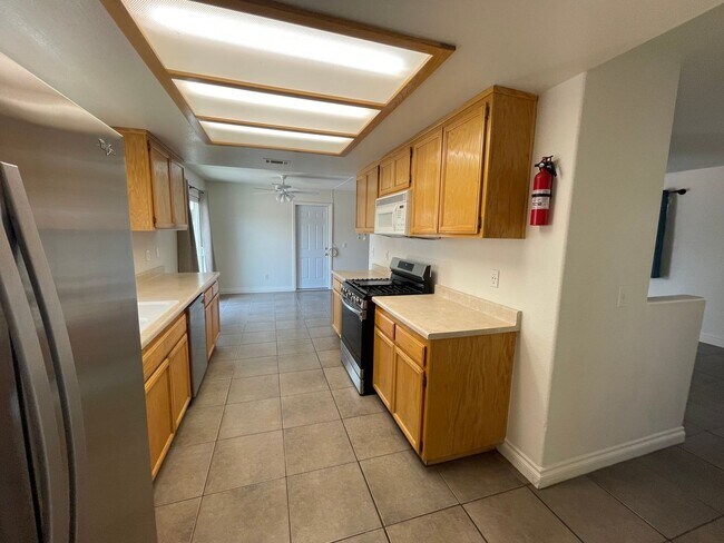 Building Photo - Charming Three Bedrooms, 2 Bathrooms Home ...