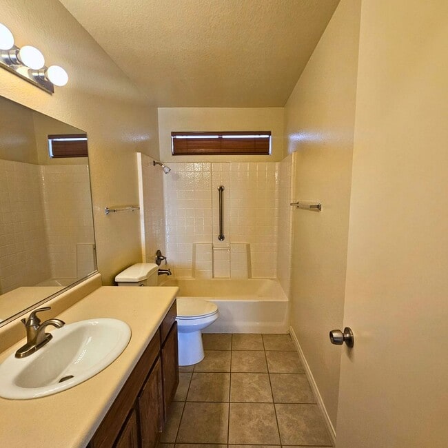 Building Photo - MOVE-IN READY 4BR/3BA SINGLE FAMILY HOME I...