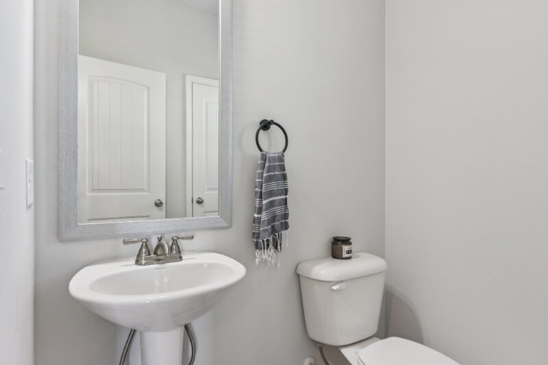 Building Photo - 566 Skye Dr