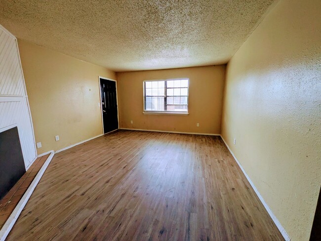 Primary Photo - 2 bedroom, 1.5 bathroom apartment in Norma...