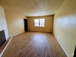 Building Photo - 2 bedroom, 1.5 bathroom apartment in Norma...