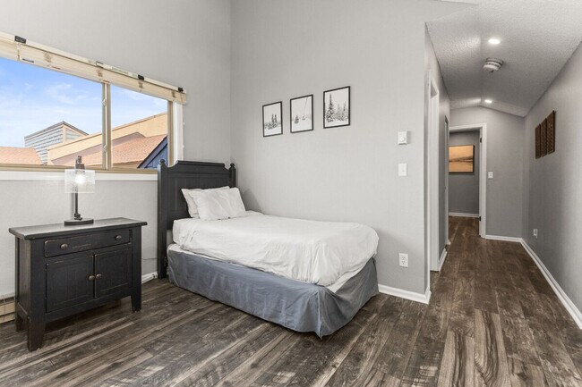 Building Photo - 2875 Village Dr