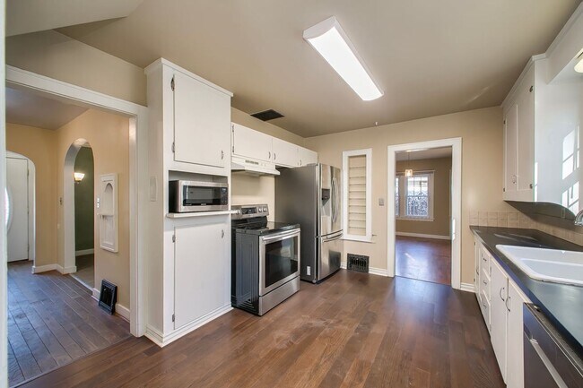 Building Photo - Charming 3-Bedroom Home with Spacious Base...
