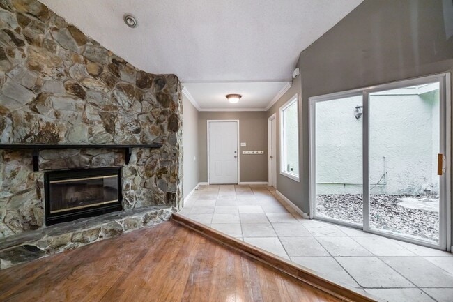 Building Photo - NEW PRICE! 3/2 Palm Harbor Townhouse