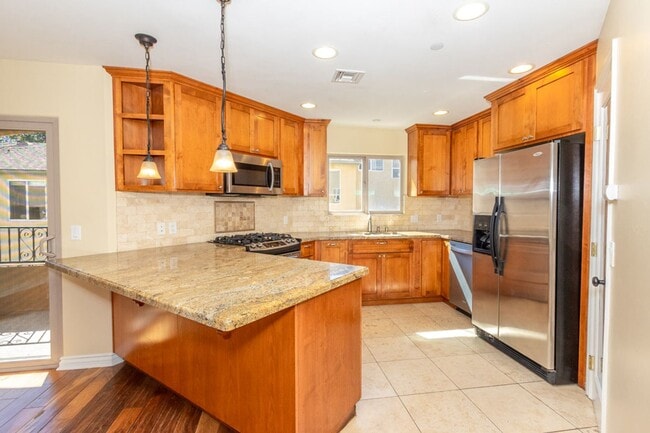 Building Photo - Beautiful 3 br/3.5ba Townhome in Pacific Beach Just Blocks to Crown Point Shores!