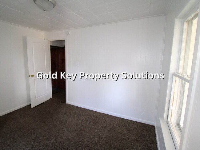 Building Photo - Cute 2 BR 1 BA House with Enclosed Porch a...