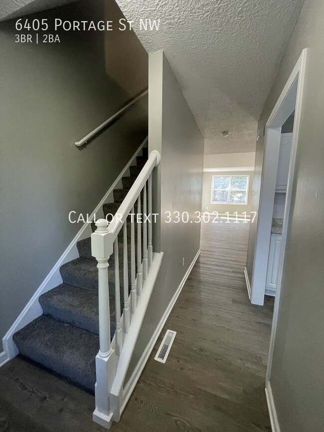 Building Photo - Three bedroom two bathroom duplex for rent