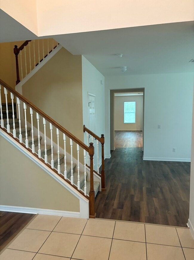 Building Photo - IMMEDIATE OCCUPANCY !!! LARGE// 5 Bedroom ...