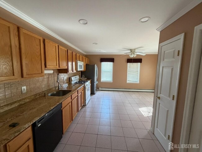 Building Photo - 628 Grove Ave