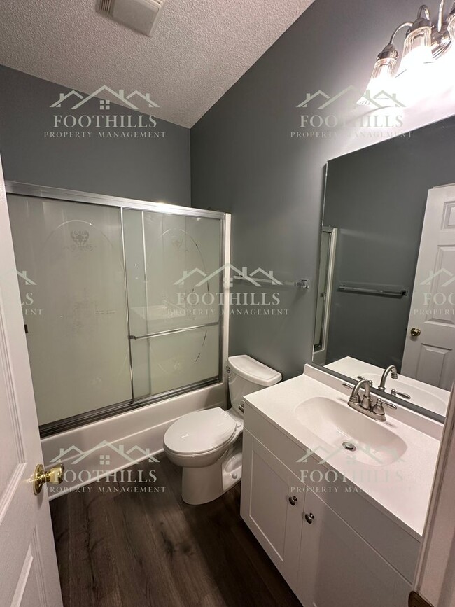 Building Photo - Stylish and Spacious 4-Bed Home with Scree...