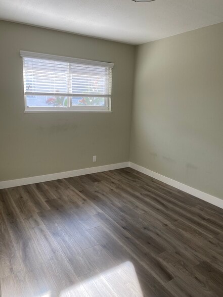 Room - 990 Helen Ave