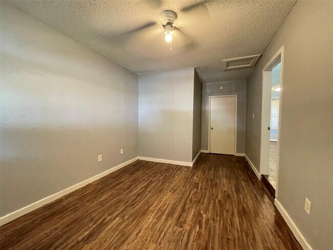 Building Photo - 5213 Anzio Rd