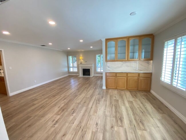 Building Photo - Beautifully Remodeled 3 Bedroom Naples Hou...