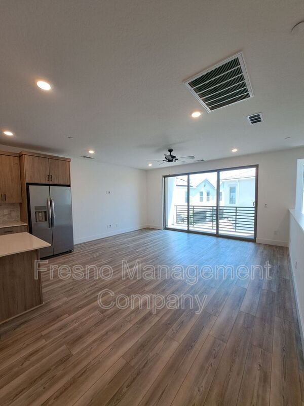Building Photo - 524 W Balsam Ln