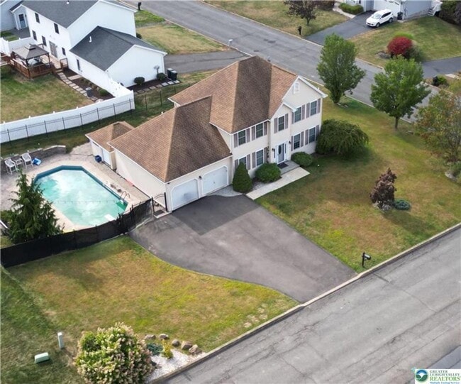 Building Photo - 4 bedroom 2.5 bathroom