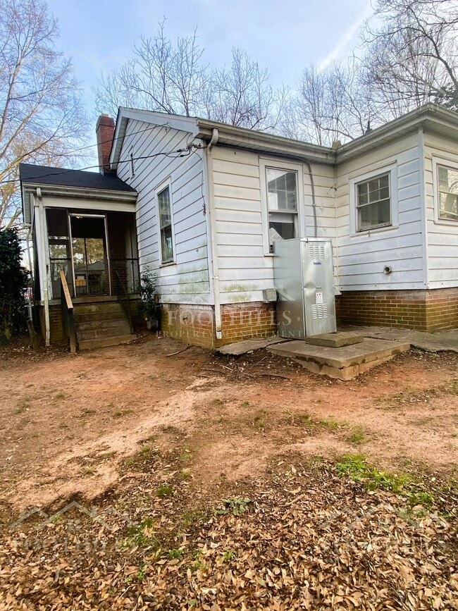 Building Photo - 708 Crescent Dr