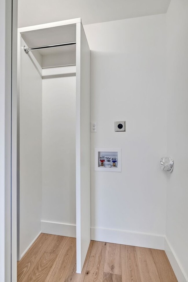 Building Photo - Beautifully furnished short-term rental in...